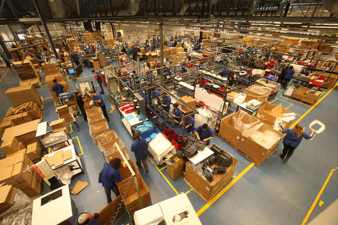 פס ייצור מפעל מיטרוניקס ביזרעאל, צילום: אלעד גרשגורן