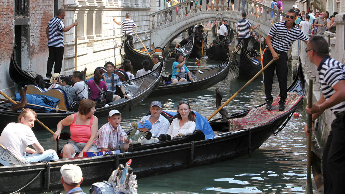 ונציה איטליה גונדולות צפיפות תיירים אתרים פסולים