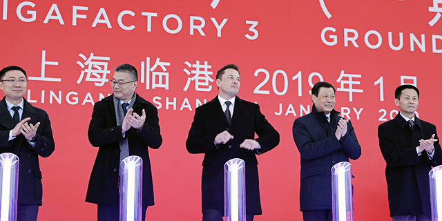 מייסד טסלה אלון מאסק שני משמאל בטקס השקת המפעל החדש ב שנגחאי