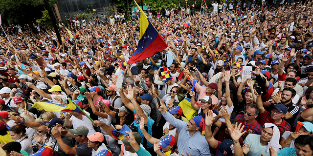 מפגינים נגד הממשל ב ונצואלה במהלך הכרזת יו"ר האופוזיציה על עצמו כ נשיא