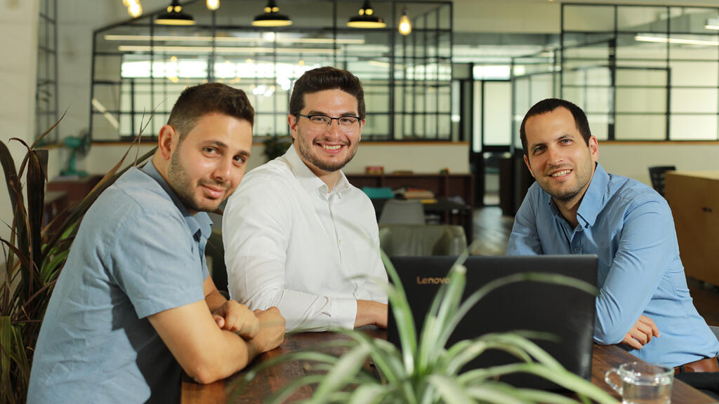 אקסוניוס מייסדים דין זיסמן מנכ"ל (מרכז התמונה), עופרי שור סמנכ"ל מוצר (מימין), אבידור ברטוב 