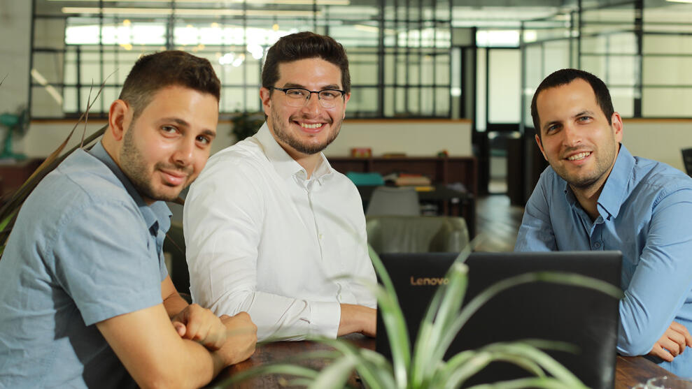 אקסוניוס מייסדים דין זיסמן מנכ"ל (מרכז התמונה), עופרי שור סמנכ"ל מוצר (מימין), אבידור ברטוב 