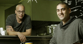 פנאי עפר אלמליח ו קובי בנדלק עם משקפיים זופה מסעדת מרקים