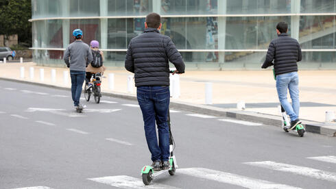 צילום: דנה קופל לא שמים על מגבלת המהירות: כ-85% מהקורקינטים והאופניים החשמליים בישראל - פרוצים