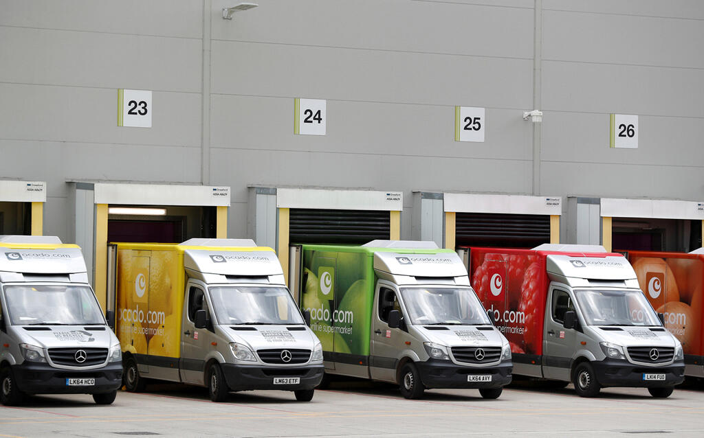 משאיות סחורה ו משלוחים של חברת אוקדו סופרמרקט מקוון