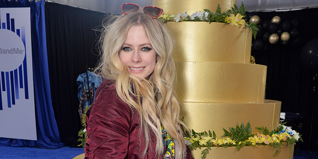 ה זמרת אבריל לאבין פנאי