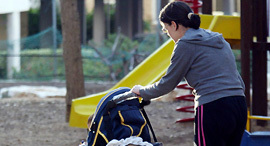 אמאהות תינוקות ילדים