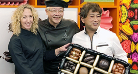 השניה משמאל איקה כהן שוקולטיירית בתערוכת השוקולד Salon du Chocolat ב יפן פנאי