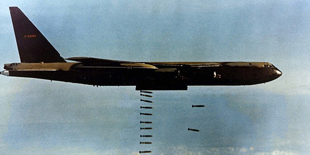 הפצצת שטיח הקברניט B52