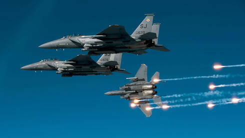 F15 משחררים נורים להטעיית טילים מונחי חום, צילום: cavok