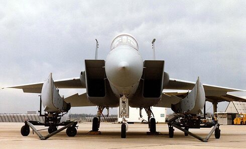 מטוס F15, לצידו מיכלים צורניים שמכילים דלק וציוד, צילום: USAF