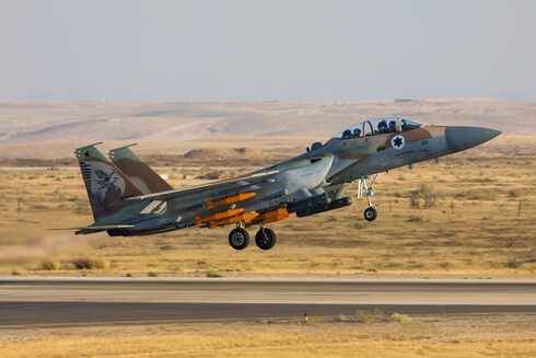 פצצות אימונים תחת גופו של F15 ישראלי, צילום: שאטרסטוק