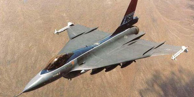 F16XL הקברניט מטוס קרב 2