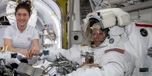 אן מקליין כרסיטינה קוך אסטרונאוטיות תחנת החלל רחיפה בחלל חליפת חלל