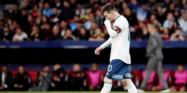 ליאו מסי ב מדי נבחרת ארגנטינה פצוע