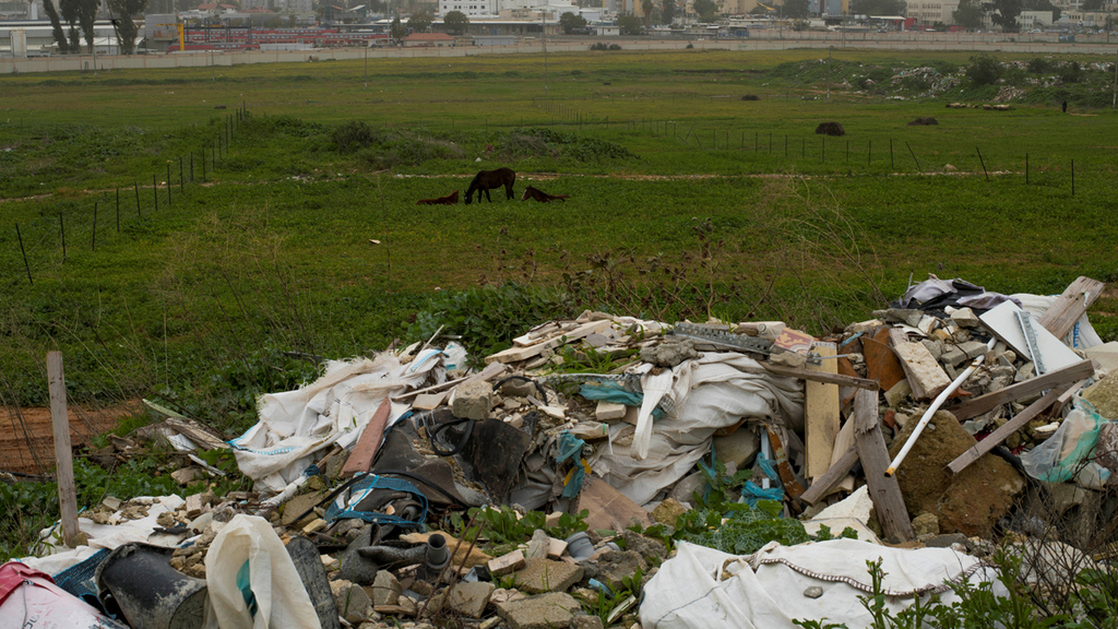פסולת בניין המושלכת בשטח פתוח, צילום: יובל חן
