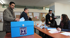 קלפי בחירות אנשים מצביעים זירת הנדל"ן