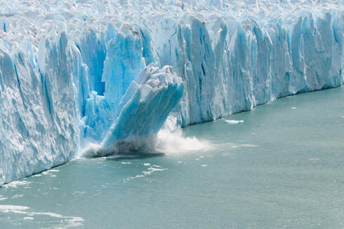 קרחונים נמסים. סבירות של 93% שלפחות אחת מהשנים 2022 עד 2026 תקבע שיא כשנה החמה בהיסטוריה , צילום: שאטרסטוק