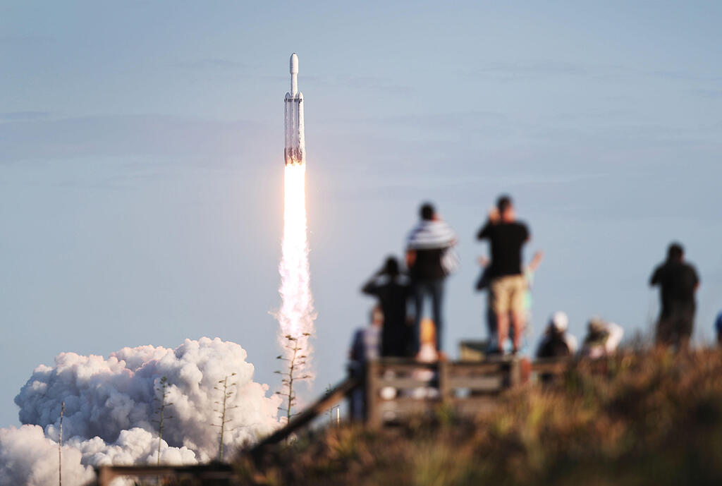 spacex ספייס X שיגור של טיל פלקון פעם ראשונה שכל המאיצים חזרו לכדור הארץ אלון מאסק 1