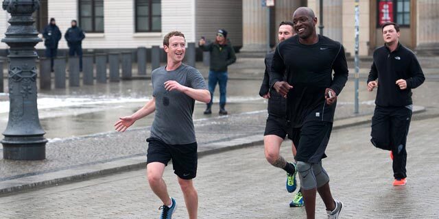 מארק צוקרברג מנכ"ל פייסבוק רץ בברלין עם שומרי ראש ב-2016