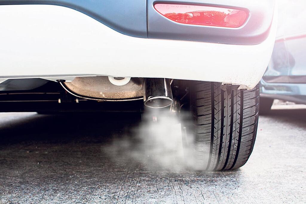 אגזוז של רכב עם עשן זיהום רכב