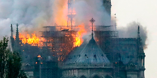 כנסיית נוטרדאם פריז עולה באש