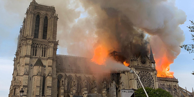 כנסיית נוטרדאם פריז עולה באש 2
