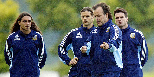 מרסלו ביאלסה מאמן את מאוריסיו פוצ'טינו ב נבחרת ארגנטינה