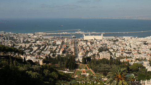 ברקע מפרץ חיפה , צילום: אלעד גרשגורן