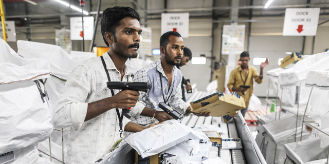 עובדי מרכז שילוח של אמזון בהיידראבד הודו