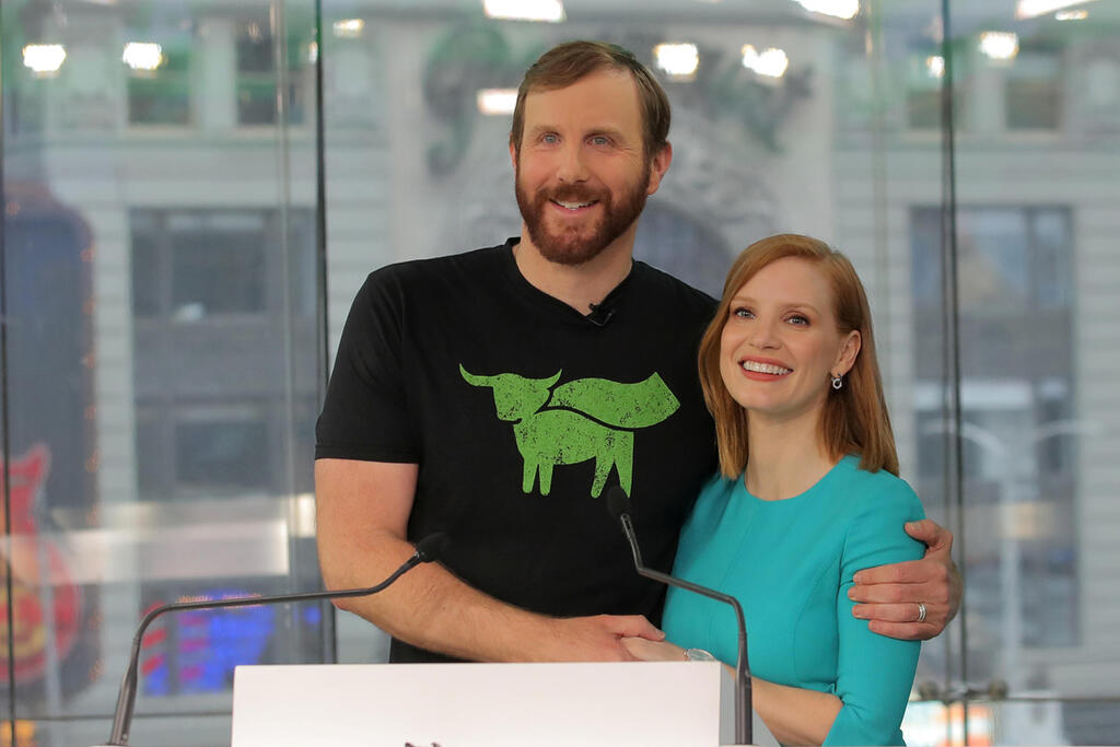 מייסד ביונד מיט איתן בראון והשחקנית ג'סיקה צ'סטיין בפתיחת המסחר