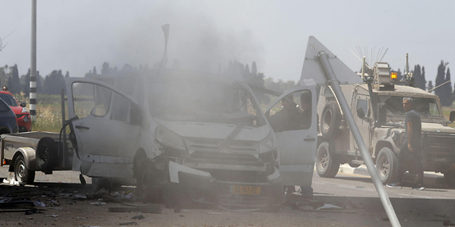 ירי רקטות על אשקלון חמאס עזה רכב שספג פגיעה ישירה