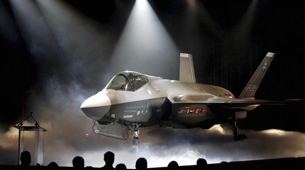 אירוע חשיפת אב טיפוס מתקדם של ה-F35. דגל טורקיה? חמישי משמאל (צילום: VICE) הקברניט F35 סין J31 חמקן