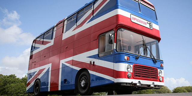 אוטובוס ספייס גירלס Airbnb בריטניה