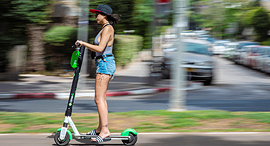 קורקינטיים קורקינטיים קורקינטים קורקינט חשמלקורקינט חשמלי שיתופיים של בירד ב שדרות רוטשילד תל אביב