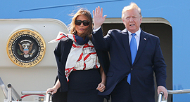 הנשיא דונלד טראמפ והגברת הראשונה מלניה טראמפ יורדים מהמטוס הנשיאותי אייר פורס 1
