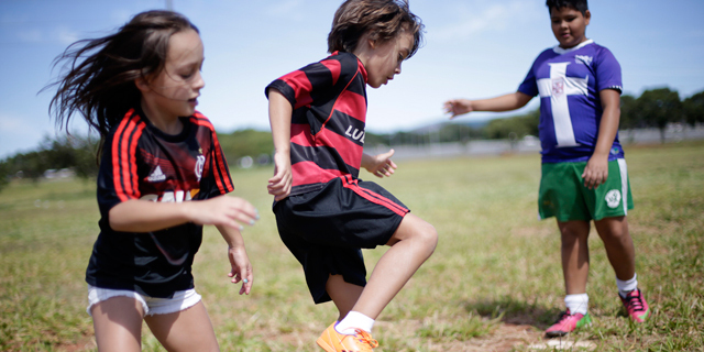 ילדים משחקים כדורגל בברזיל 
