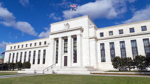 הפד יחכה: הזינוק במחירי הנפט והיחלשות שוק העבודה ידחו את הורדות הריבית