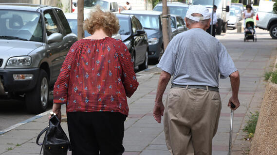 קשישים. "מחובתם של כלל הגורמים הרלוונטיים, לרבות בתי המשפט, לתרום את חלקם להתמודדות עם התופעה" (צילום: שאול גולן) קשישים זקנים פנסיה 2