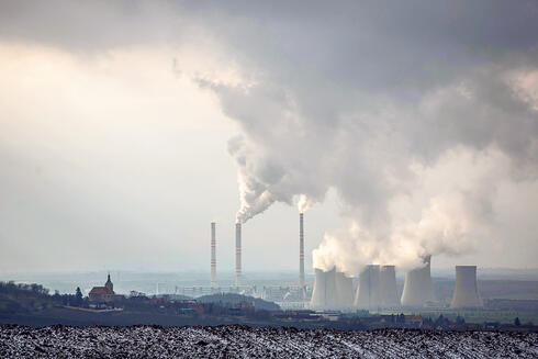 פליטת גזי חממה מבתי זיקוק, צילום: Martin Divisek