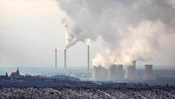 פליטת גזי חממה מבתי זיקוק ב צ’כיה, צילום: Martin Divisek
