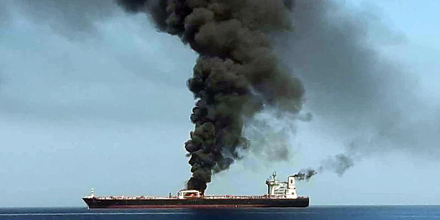 מכלית נפט נורבגית שנפגעה מטורפדו ב מפרץ עומאן