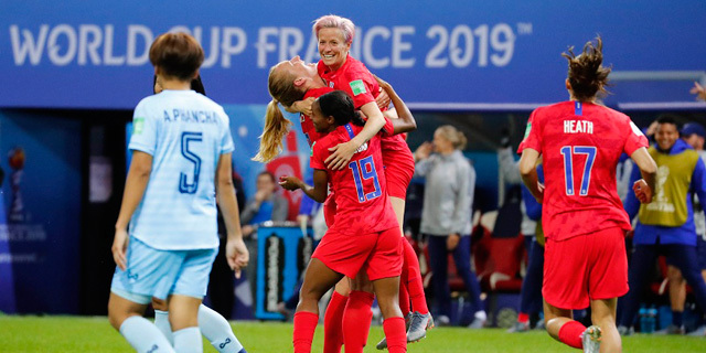 כדורגל נשים נבחרת הנשים של ארצות הברית מייגן ראפינו חוגגת עם קרלי לויד