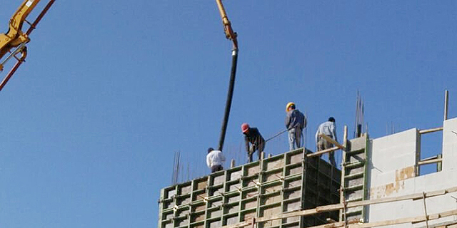 יציקת בטון משאבת בטון ב אתר בנייה 
