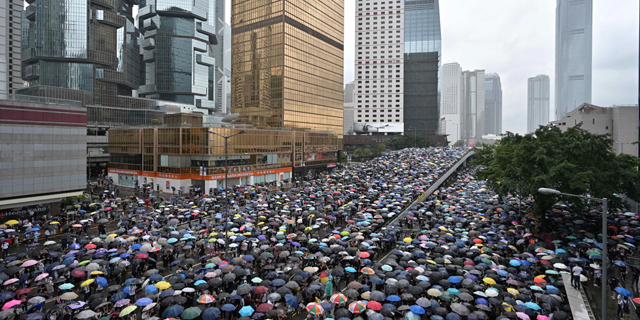 פוטו הונג קונג הפגנות נחיל מטריות 