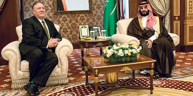 מימין: הנסיך מוחמד בן סלמאן עם מזכיר המדינה האמריקאי מייק פומפאו