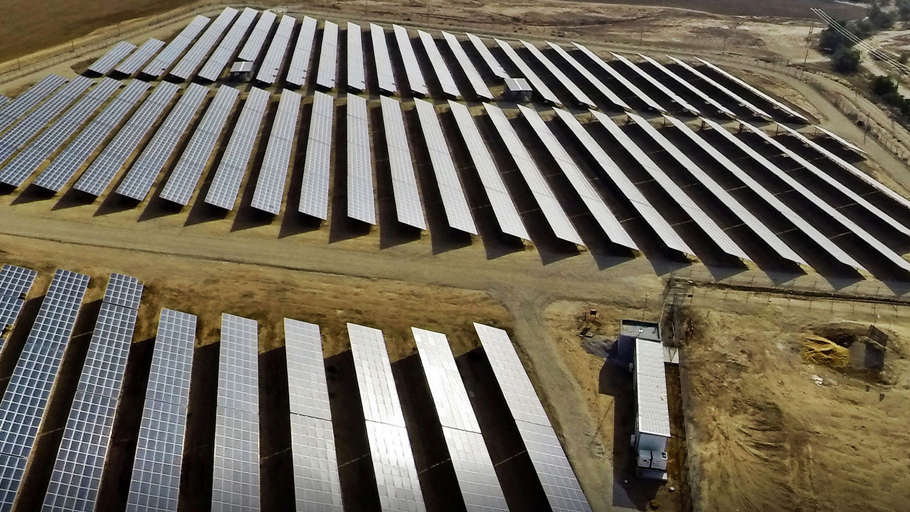 שדה סולארי לוחות סולאריים אנרגיה ירוקה