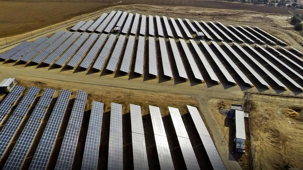 שדה סולארי לוחות סולאריים אנרגיה ירוקה
