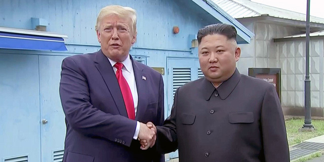 נשיא ארה"ב דונלד טראמפ עם שליט צפון קוריאה קים ג'ונג און באזור המפורז