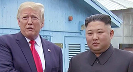 נשיא ארה"ב דונלד טראמפ עם שליט צפון קוריאה קים ג'ונג און באזור המפורז
